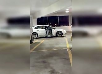 Il vole la voiture de ses agresseurs... et termine sa vengeance contre sa propre voiture !