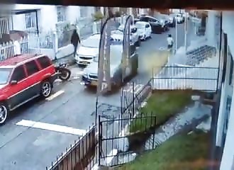 Un voleur à la tire se fait tabasser par tout le quartier