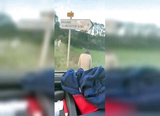 Il accélère et  pousse son pote en train de pisser dans un ravin