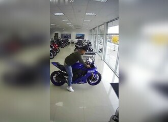Il veut tester le bruit d'une moto dans un showroom, ça finit mal !