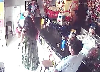 Elle trouve son mari au bar, et lui fait comprendre qu'il est temps de trouver un travail !