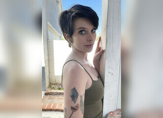 Kitty Lynn est la femme nue du jour