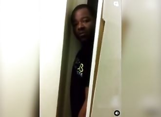 Elle veut être seule, son mari défonce la porte de la salle de bain!