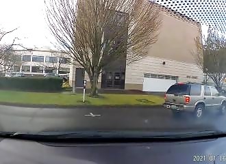 Un train de marchandises pulvérise la remorque d’un camion