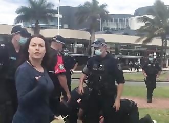 Arrêté par ce qu'il boit un coup sans masque, il met un coup de tête au policier !