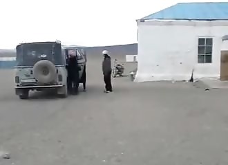 Cette voiture est en réalité un bus scolaire