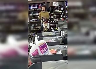 Sa carte est refusée : il casse la moitié du supermarché à coups de casque