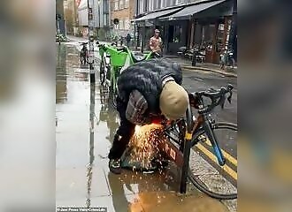 A cheeky thief cuts a lock and steals a bike in broad daylight 