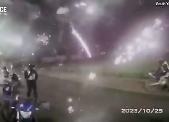 Des policiers sont pris pour cible par des feux d'artifice