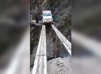 India: They cross a collapsed bridge using metal plates