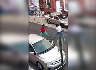 Deux hommes se battent dans la rue, l'un d'eux porte un gode ceinture! 