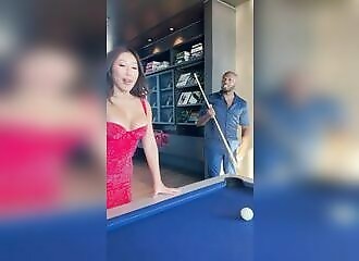 Sa femme lui vient en aide pour tirer son coup