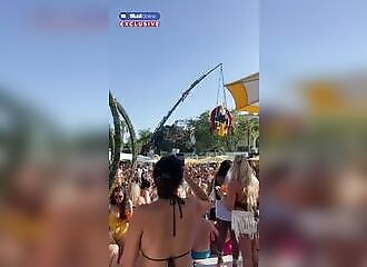 Moment d'horreur : un artiste chute d'une calèche décorative suspendue dans le club O Beach Ibiza