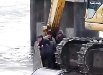 Traverser une rivière en crue dans les godets de pelles mécaniques