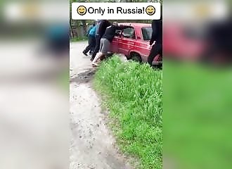 Sortie d’un ravin, une voiture retombe dans un ravin…