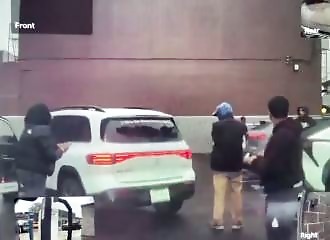 Parking: he breaks her rear window, the driver makes him regret his action