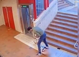 Un demandeur d'asile syrien pousse une veuve de 91 ans dans les escaliers avant de l'agresser (Public averti)