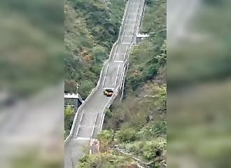 A Chinese brand tries to make its 4x4 climb the Tianmen steps 