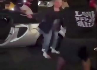 Une automobiliste se fait stopper par la foule, sa voiture vandaliser