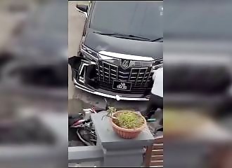 He freaks out on the road and ends up in the ditch: instant karma