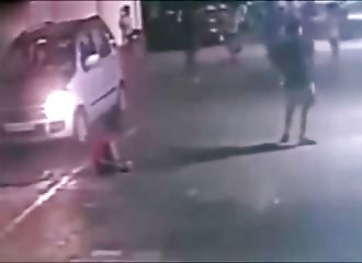 Une voiture roule sur un enfant