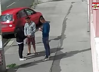 2 individus surpris en train de racketter un passant dans la rue