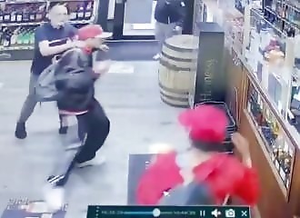Propriétaire d'une boutique d'alcool à NYC risque 7 ans de prison pour avoir tiré sur un voleur agressif