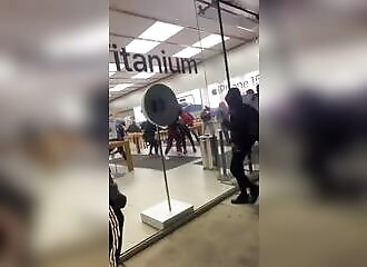 Enraged teenagers loot Apple store in Philadelphia