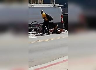 Assault in San Diego: a man pushes a woman and steals her bicycle