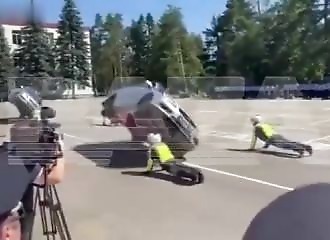 Une voiture tombe sur un policier russe lors d'un spectacle