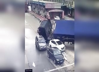 Un semi-remorque transportant des conteneurs se renverse sur deux voitures