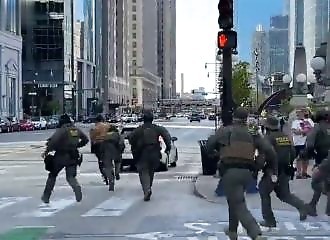 Burlesque chase against a delivery driver in Chicago