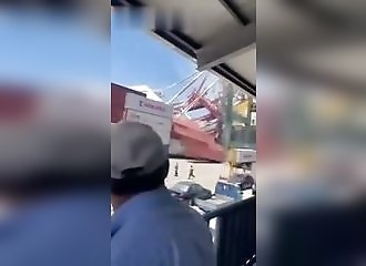 Un cargo percute une grue en rentrant un port et crée un bordel monstre 