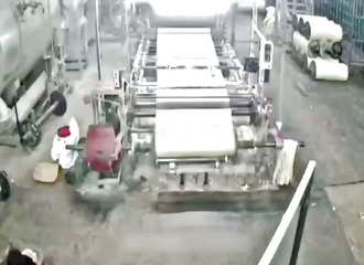 Il touche une machine en marche… et se retrouve entièrement nu