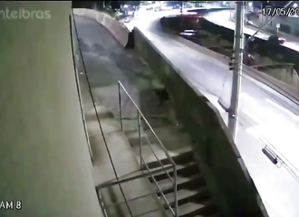 Course-poursuite au Brésil : il prend un virage et découvre des escaliers, le vol spectaculaire