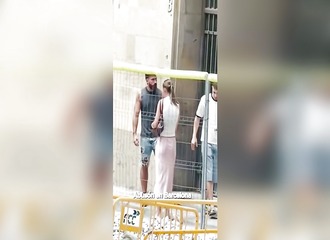 Il se prend un coup de pied devant sa copine et ne bouge pas : le débat s'enflamme