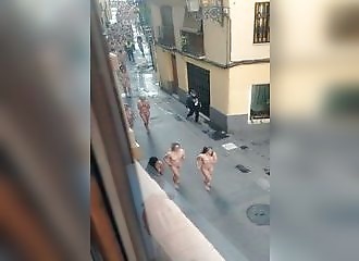 Un défilé de nanas à poil en Espagne