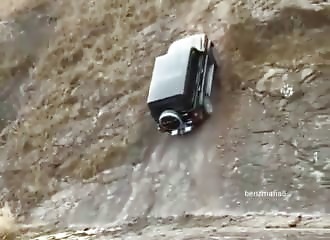 Gravir avec son 4x4 la pente extrêmement raide d’une colline