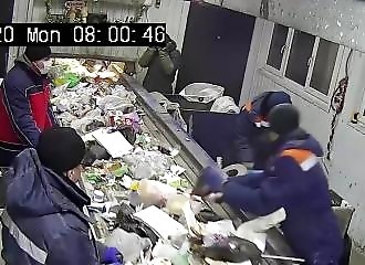 Un trieur de déchet sauve un chat enfermé dans un sac (Russie)