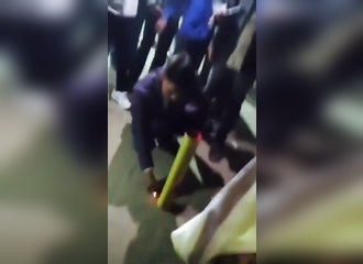 Accident débile avec un feu d'artifice : il le tient à la main et le regrette