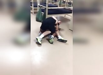 Toutes les victoires ne se valent pas ... Il mord son pénis pour gagner un combat