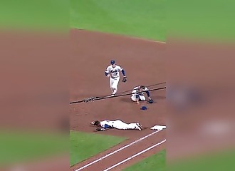Assomme par le genou de son propre lanceur, il quitte le terrain sur une civiere