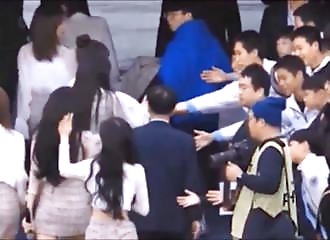 Après avoir senti le parfum de son idole, il perd connaissance