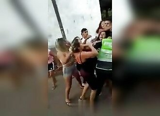 Ils agressent des policiers pour empêcher une arrestation
