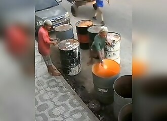 Jeu dangereux : des vapeurs inflammables explosent en pleine figure