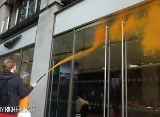 Un activiste de Just Stop Oil peint un Aston Martin à Londres