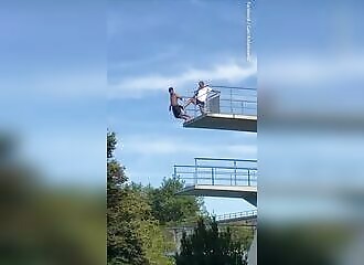Incident in Austria: a lifeguard ejects a youngster from the diving board