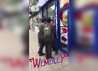 Un policier âgé est harcelé et agressé par des voyous à Londres, tandis qu'un homme qui filme les agresse.