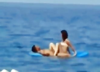 Couple pas très discret cause l'hilarité et la surprise sur la plage