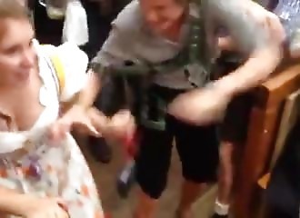 Lors d'une dispute, cette nana a du répondant !